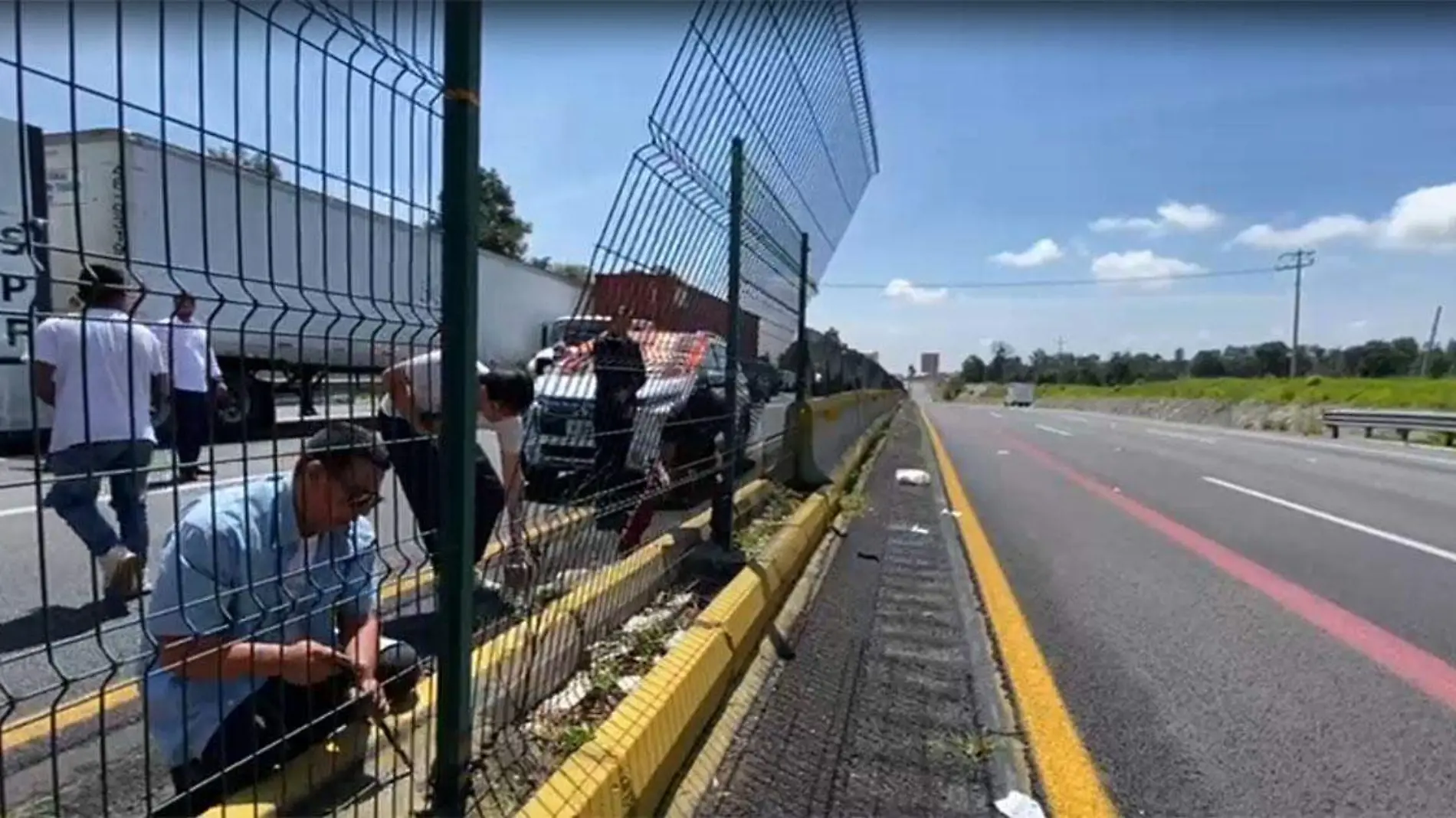 Un grupo de automovilistas desprendió un pedazo de malla en el muro de contención de la autopista México-Puebla